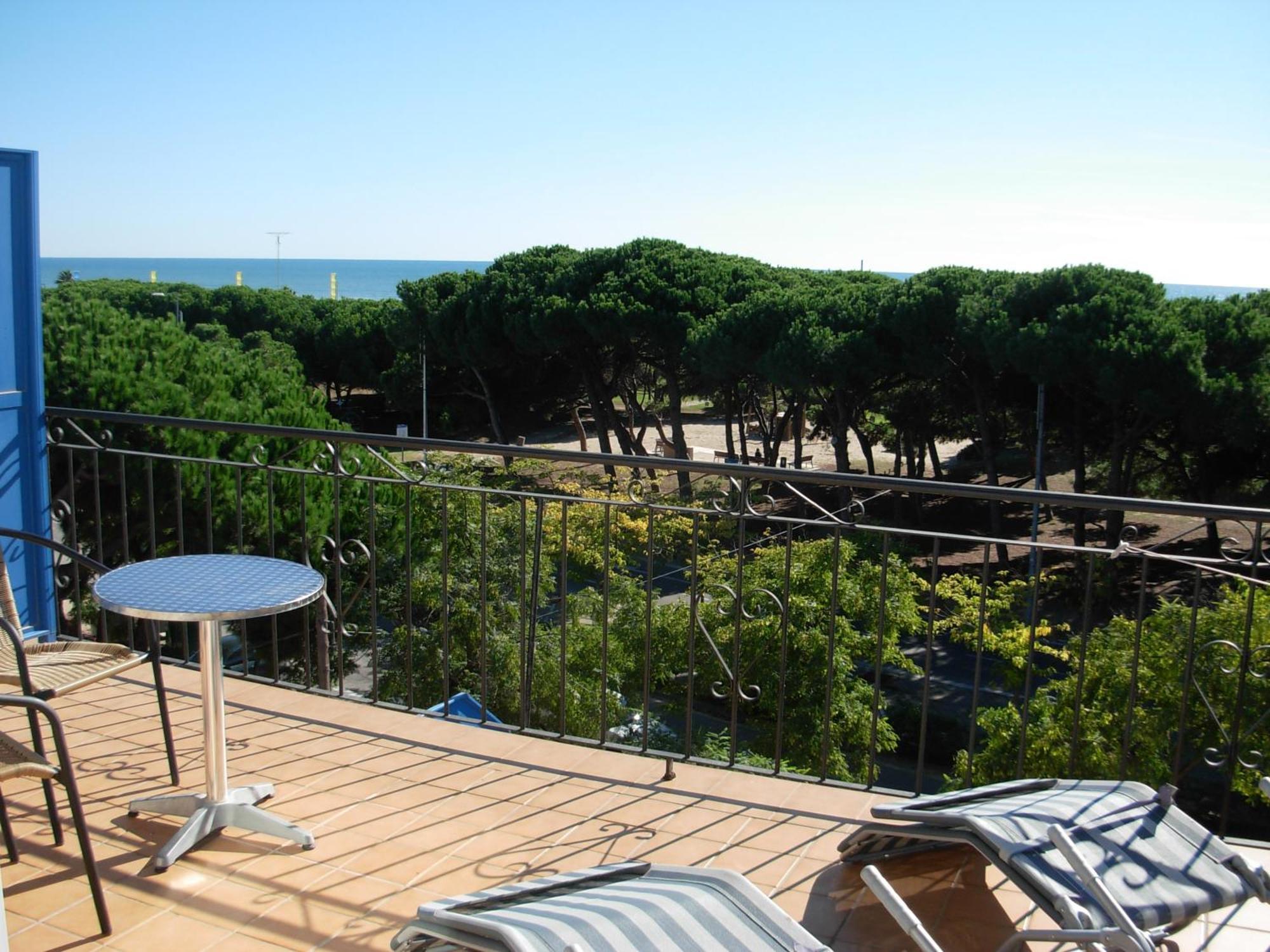 Hotel Rodsan Suizo Castelldefels Exterior photo
